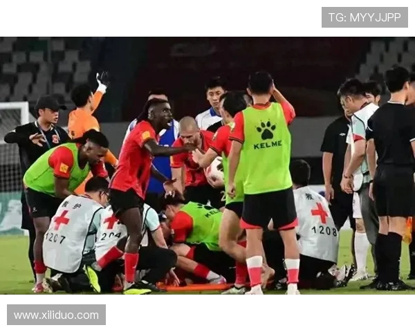 亨特遭迪亚巴特击中面部离场裁判回看认定一级恶意犯规比赛中引热议